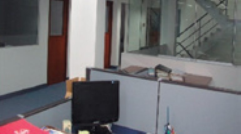Implementación integral Área Legal - F. Edyﬁcar (IIEE-Data, mobiliario, alfombrado, vidrios, acabado en general)